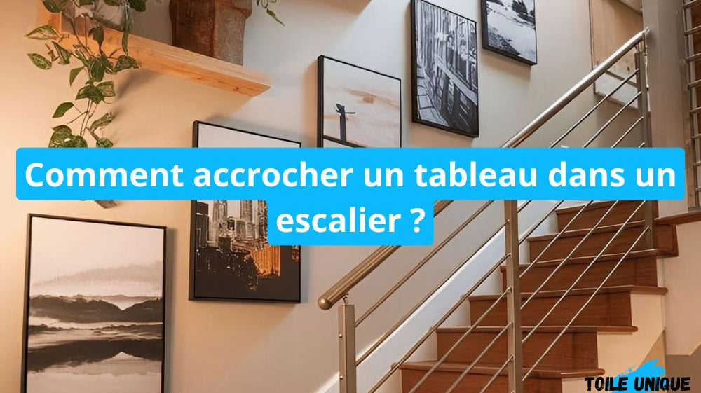 Tableaux encadrés accrochés le long d'un escalier, article sur comment accrocher un tableau dans un escalier