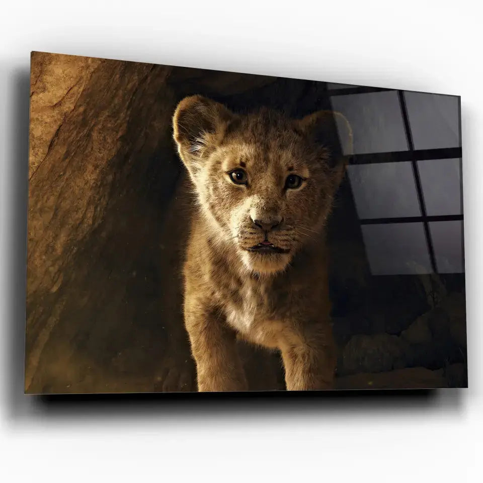 Tableau Décoratif Lion de la Grotte en verre acrylique, vue inclinée sur fond blanc