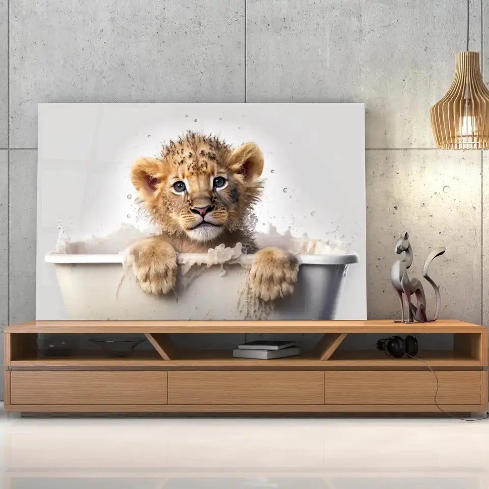 Tableau décoratif lionceau dans une baignoire posé sur un meuble TV en bois