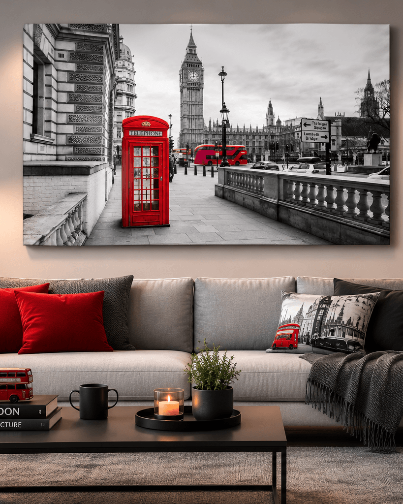 Tableau décoratif de Londres en noir et blanc avec cabine téléphonique rouge au-dessus d'un canapé gris