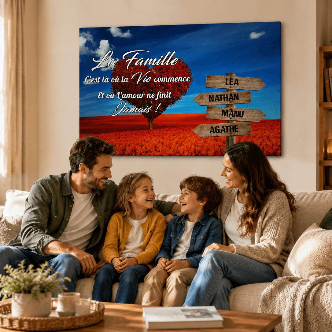 Famille assise sur un canapé devant un tableau famille personnalisé avec panneaux de prénoms