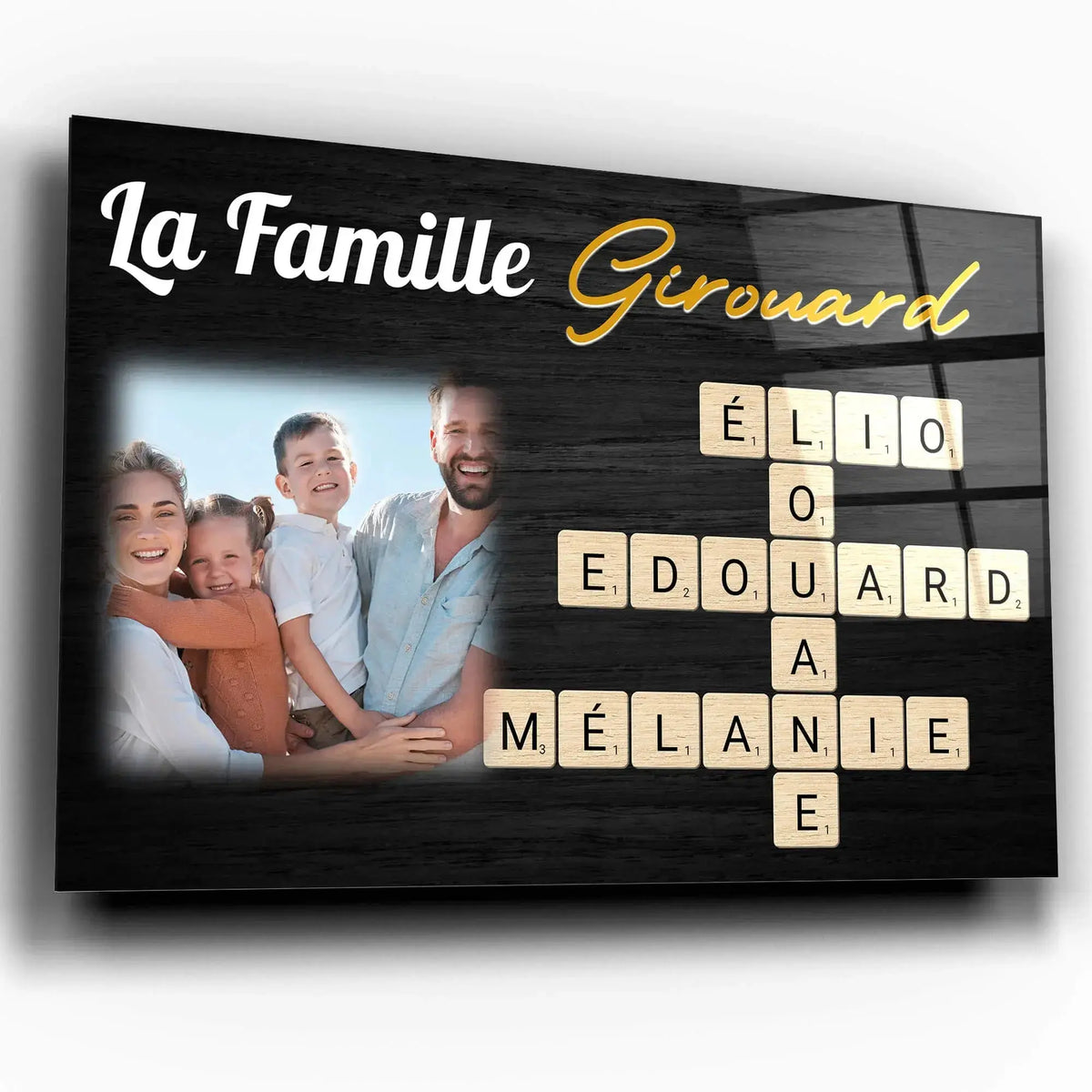 Tableau famille personnalisé Scrabble, exemple avec prénoms différents, gros plan incliné