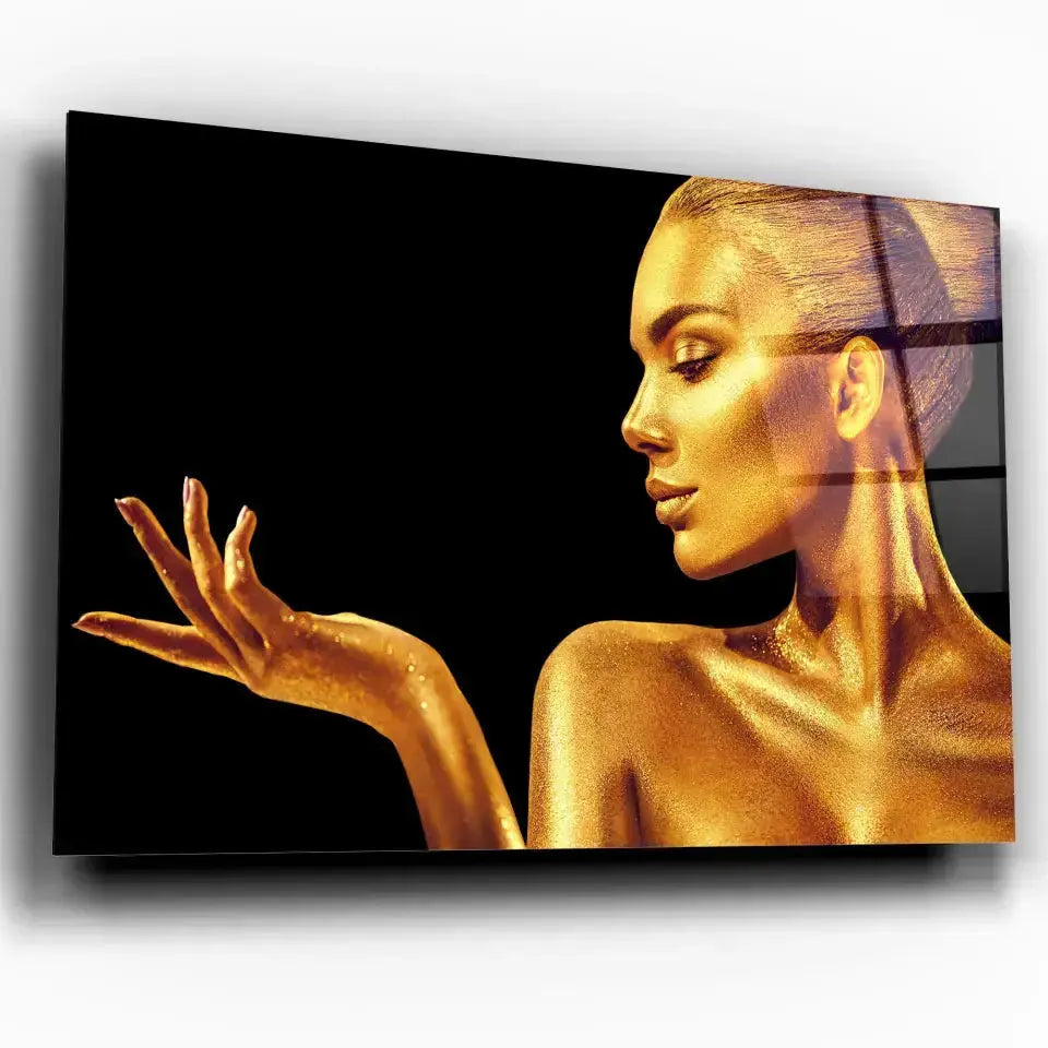 Tableau Femme glamour en or en verre acrylique, vue inclinée sur fond blanc