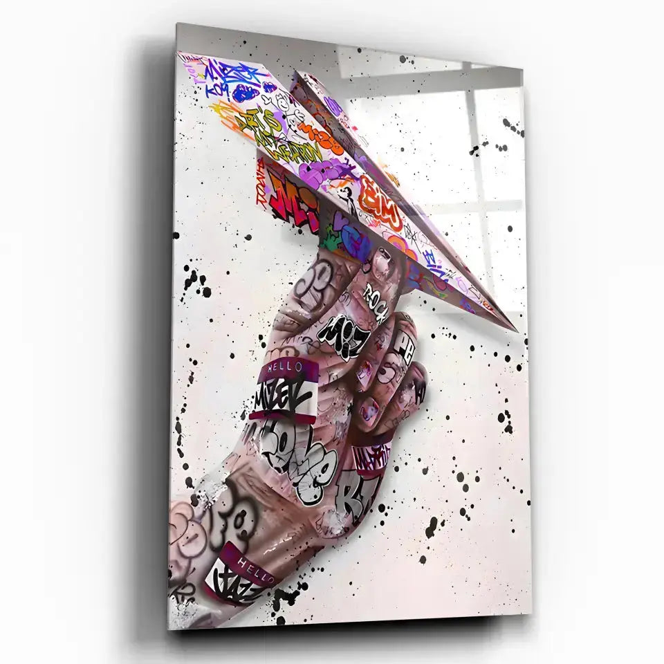 Tableau Street Art Avion en Papier en verre acrylique, vue inclinée sur fond blanc