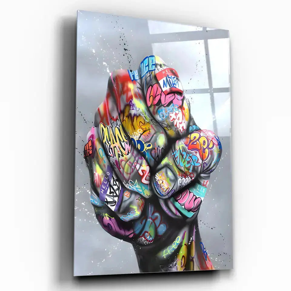 Tableau Street Art Poing de Révolte en verre acrylique, vue inclinée sur fond blanc