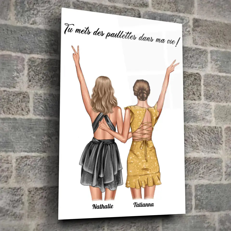 Affiche personnalisée couple de femmes dans un loft, mur de pierre grise, cadres empilés