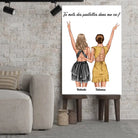 Affiche personnalisée couple de femmes posée sur un meuble bas, gros plan