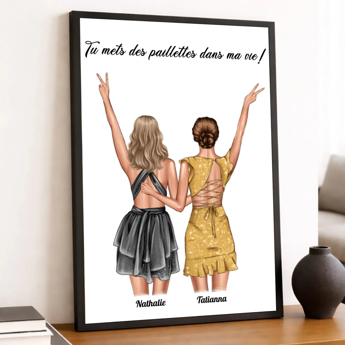 Affiche personnalisée couple de femmes posée sur un meuble bas, salon lumineux