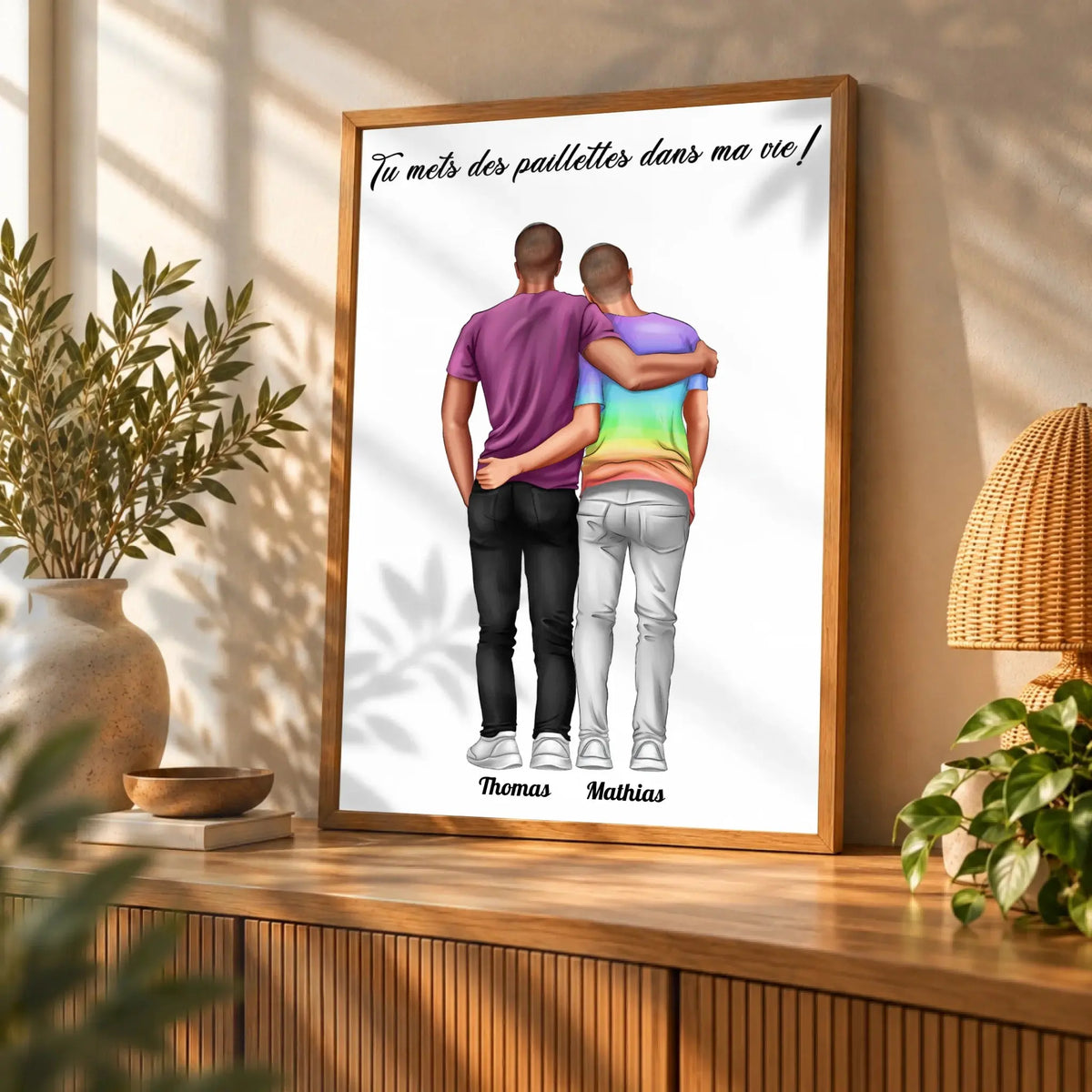 Affiche personnalisée couple hommes posée sur un meuble bas, salon lumineux, variante