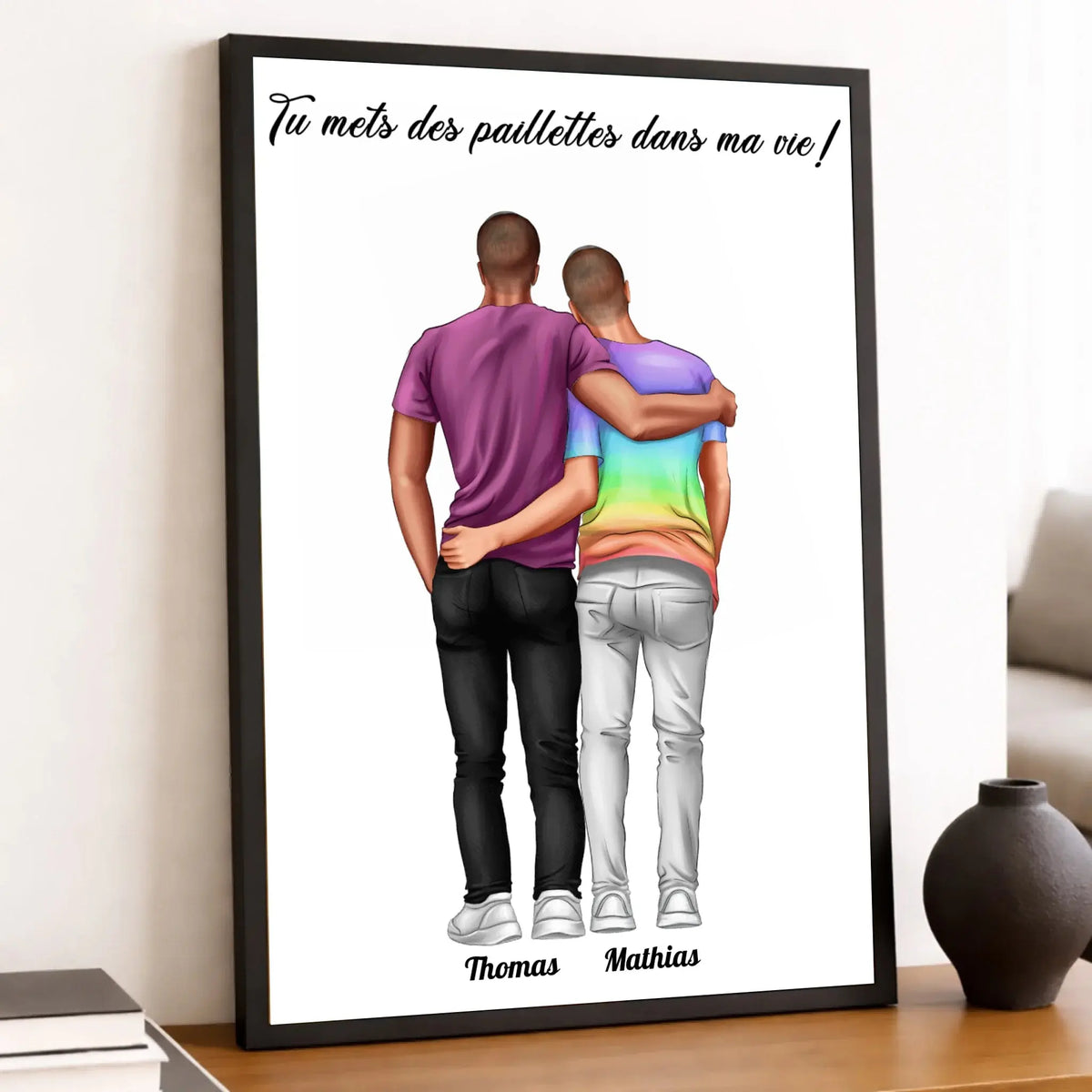 Affiche personnalisée couple hommes posée sur un meuble bas, salon lumineux