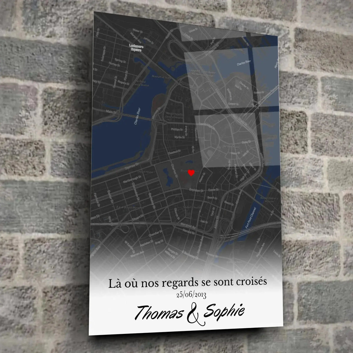 Affiche personnalisée lieu de rencontre dans un loft, mur de pierre grise, cadres empilés