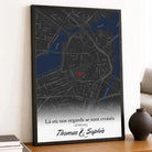 Affiche personnalisée lieu de rencontre posée sur un meuble bas, salon lumineux