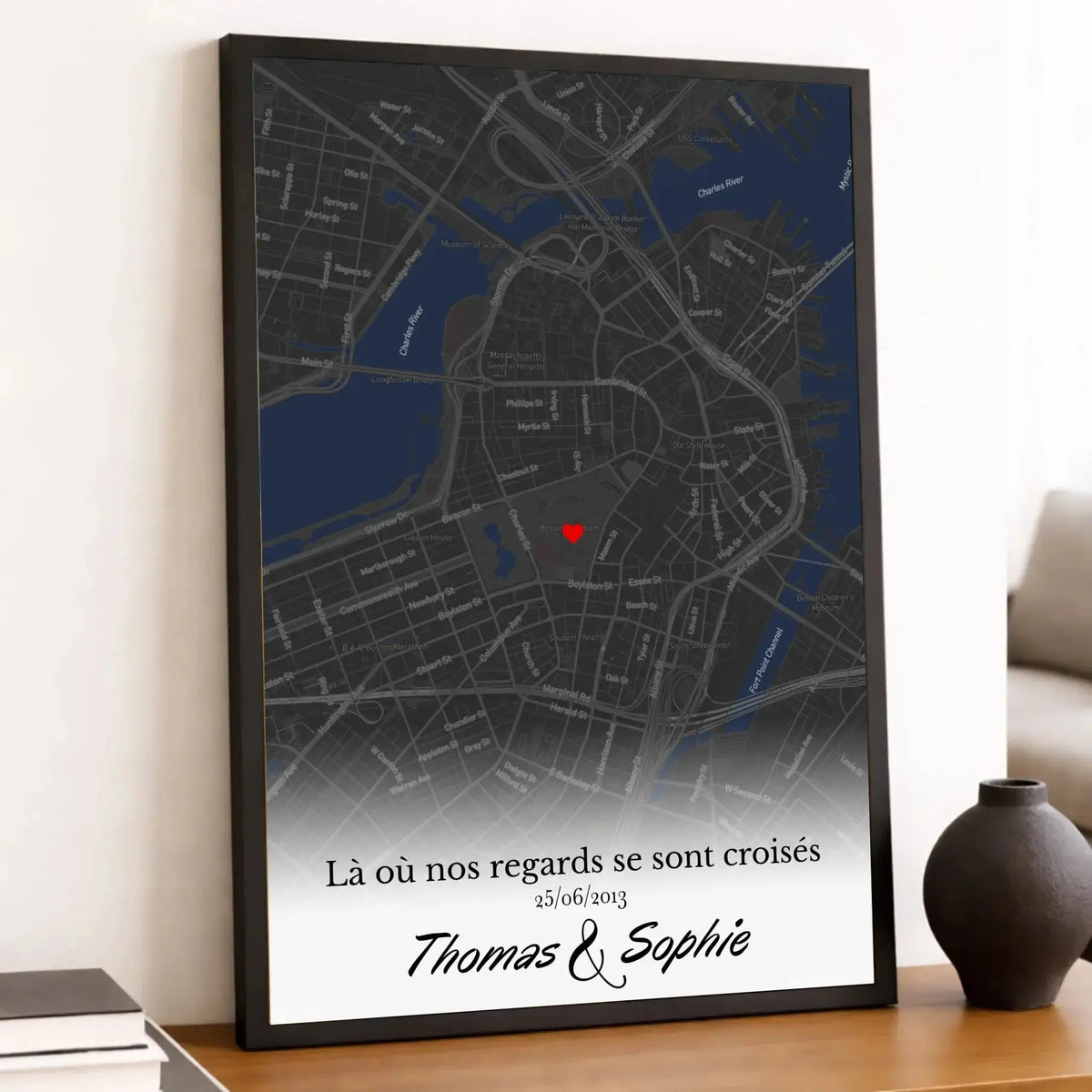 Affiche personnalisée lieu de rencontre posée sur un meuble bas, salon lumineux