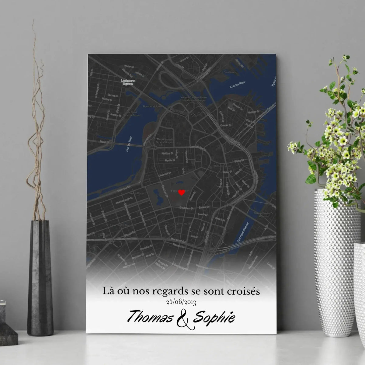 Affiche personnalisée lieu de rencontre posée sur un meuble, décoration avec vases