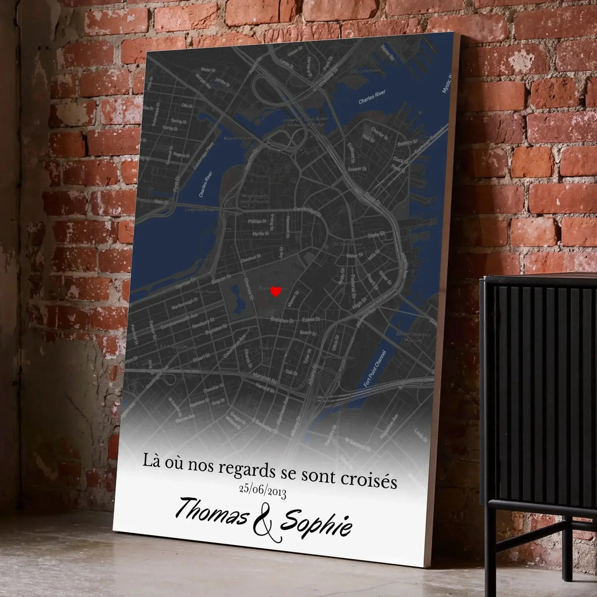 Affiche personnalisée lieu de rencontre posée au sol sur mur de briques rouges, entourée de cadres