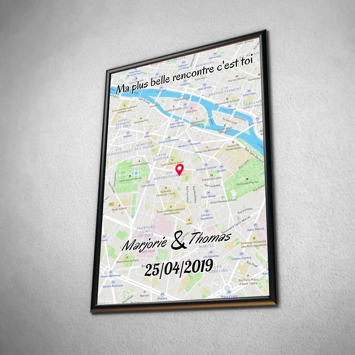 Affiche personnalisée maps style cadre total dans un cadre noir, inclinée