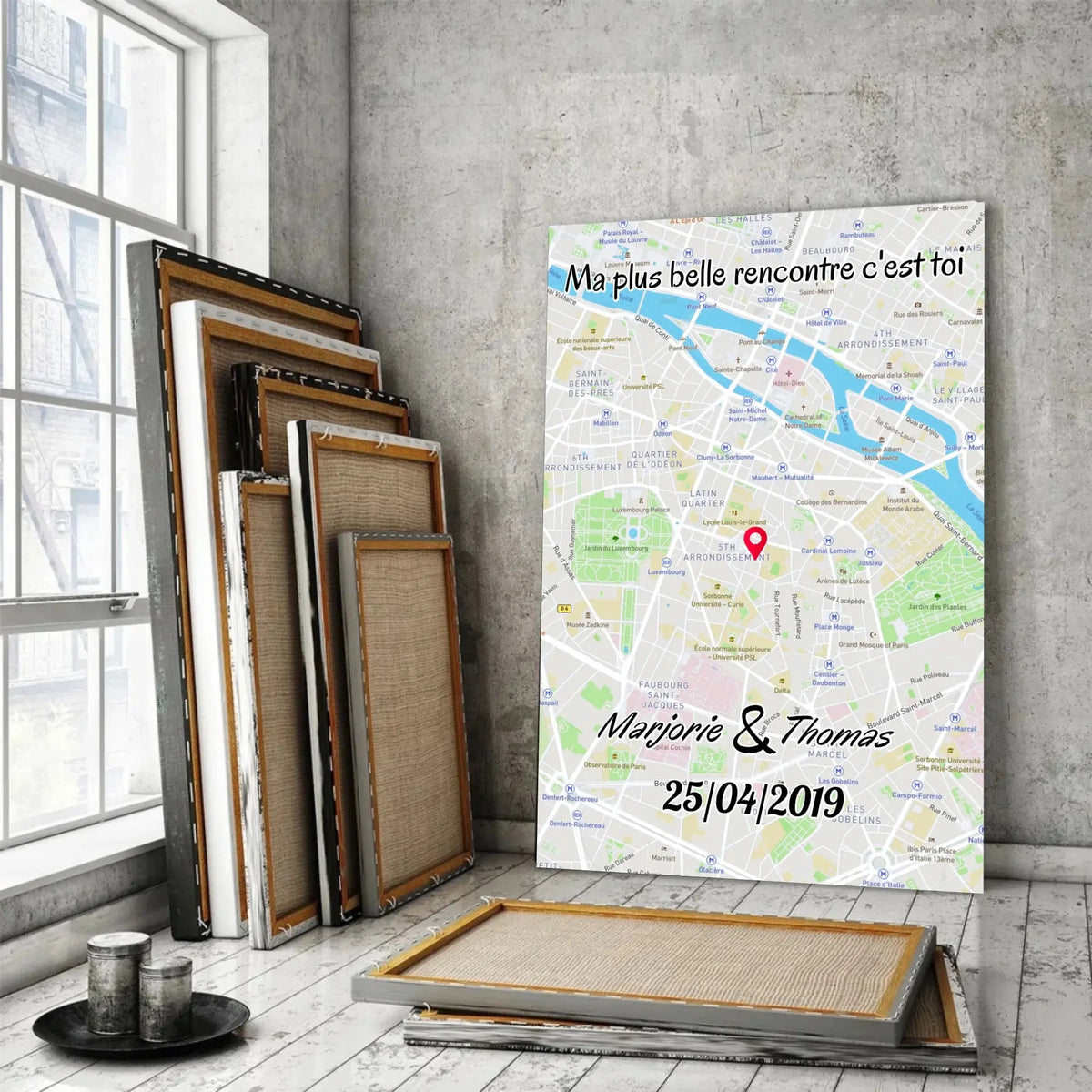 Affiche personnalisée maps style cadre total dans un loft, près d'une fenêtre, cadres en bois empilés