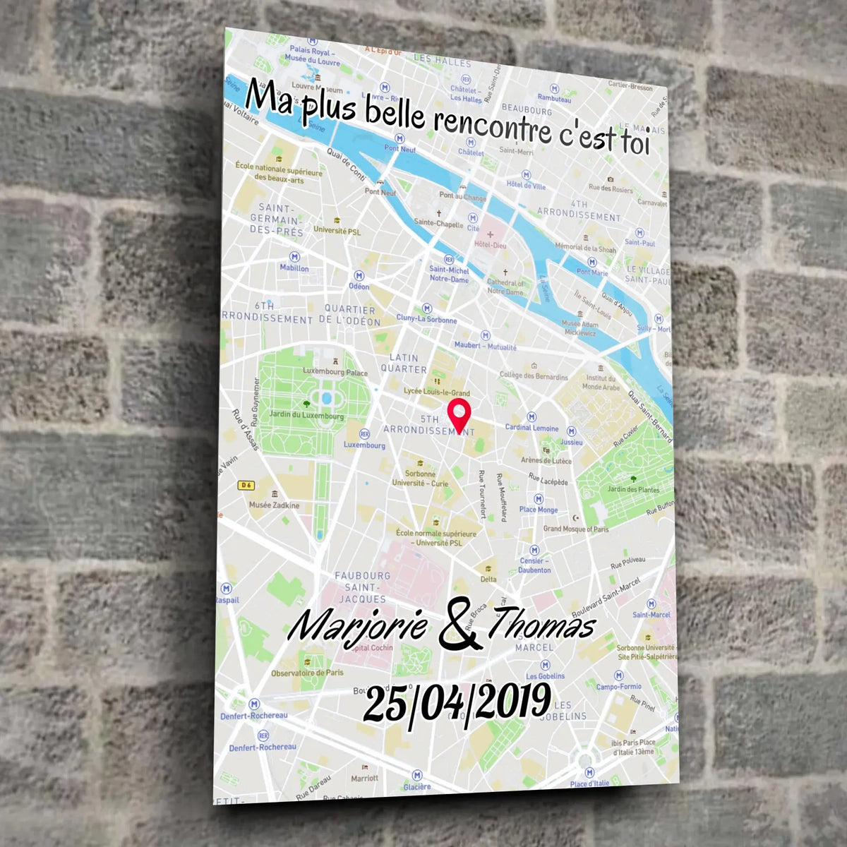 Affiche personnalisée maps style cadre total dans un loft, mur de pierre grise, cadres empilés