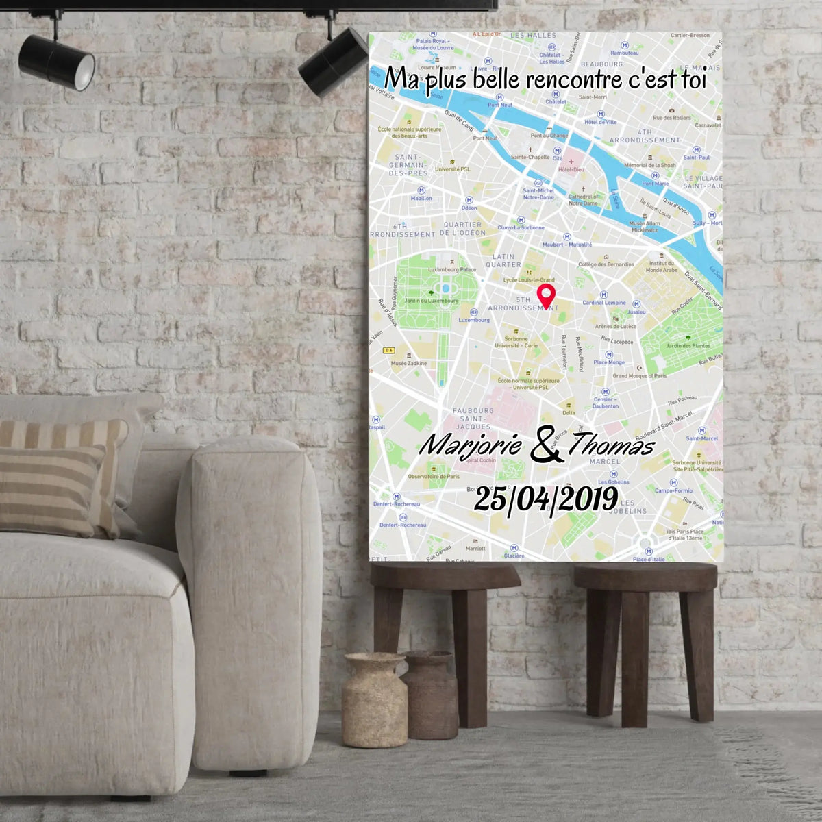 Affiche personnalisée maps style cadre total posée sur un meuble bas, gros plan
