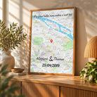 Affiche personnalisée maps style cadre total posée sur un meuble bas, salon lumineux, variante