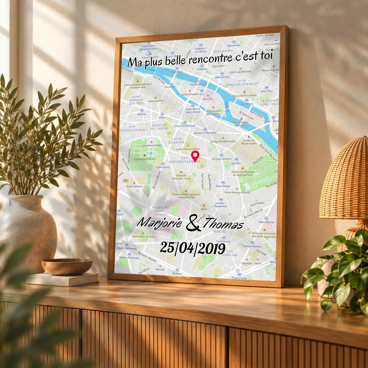 Affiche personnalisée maps style cadre total posée sur un meuble bas, salon lumineux, variante