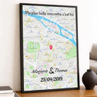 Affiche personnalisée maps style cadre total posée sur un meuble bas, salon lumineux