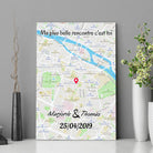 Affiche personnalisée maps style cadre total posée sur un meuble, décoration avec vases