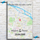 Affiche personnalisée maps style cadre total, vue de face sur mur de briques blanches