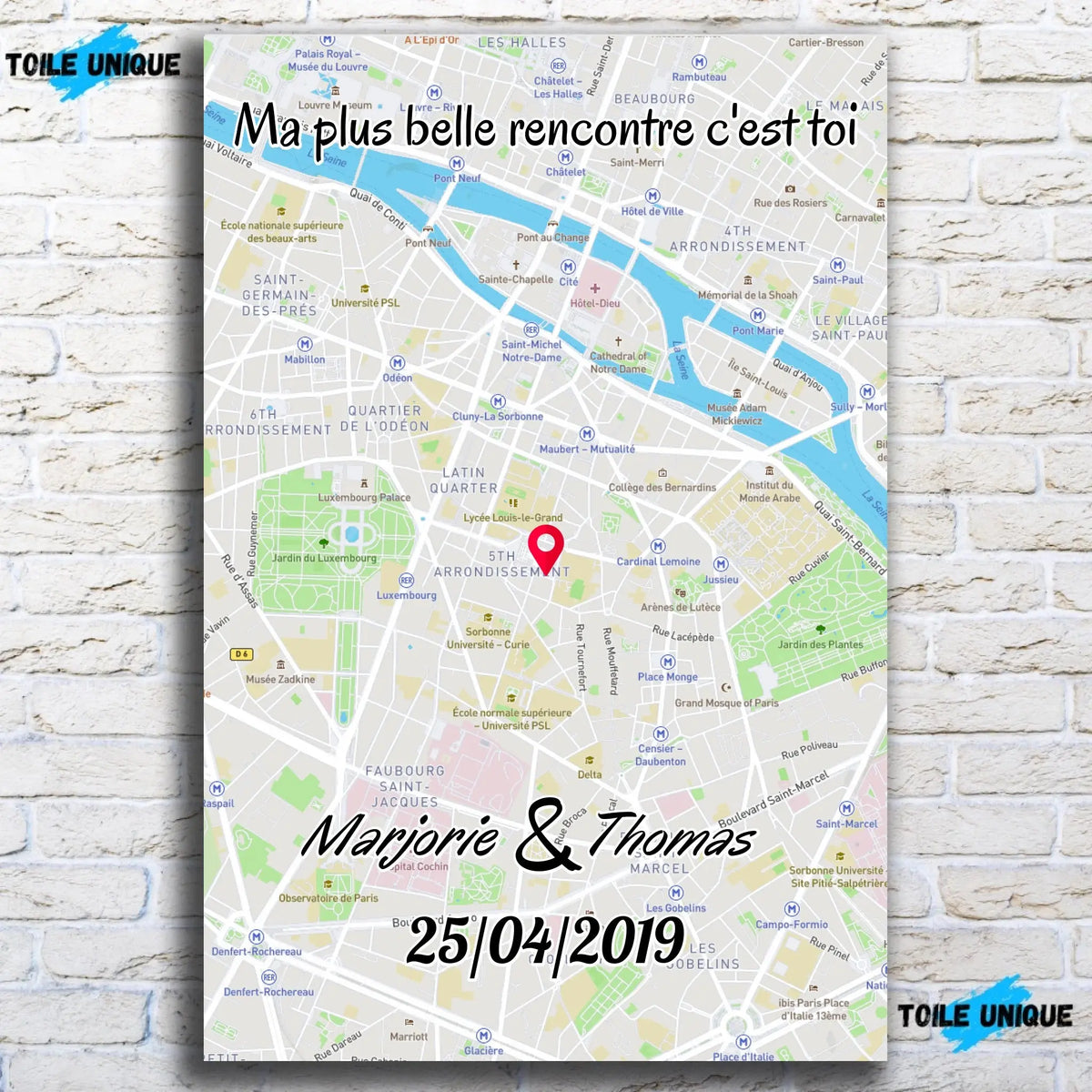 Affiche personnalisée maps style cadre total, vue de face sur mur de briques blanches