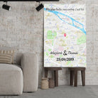 Affiche personnalisée maps style cadre total accrochée au mur, salon canapé beige