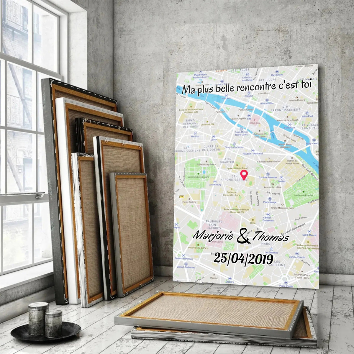 Affiche personnalisée maps style cadre total posée au sol sur mur de briques rouges, variante