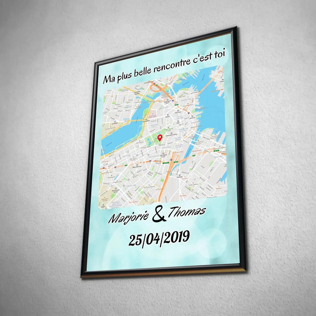Affiche personnalisée maps style carré dans un cadre noir, inclinée