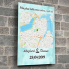 Affiche personnalisée maps style carré dans un loft, mur de pierre grise, cadres empilés