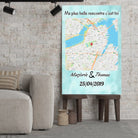 Affiche personnalisée maps style carré posée sur un meuble bas, gros plan