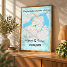 Affiche personnalisée maps style carré posée sur un meuble bas, salon lumineux, variante