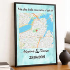 Affiche personnalisée maps style carré posée sur un meuble bas, salon lumineux