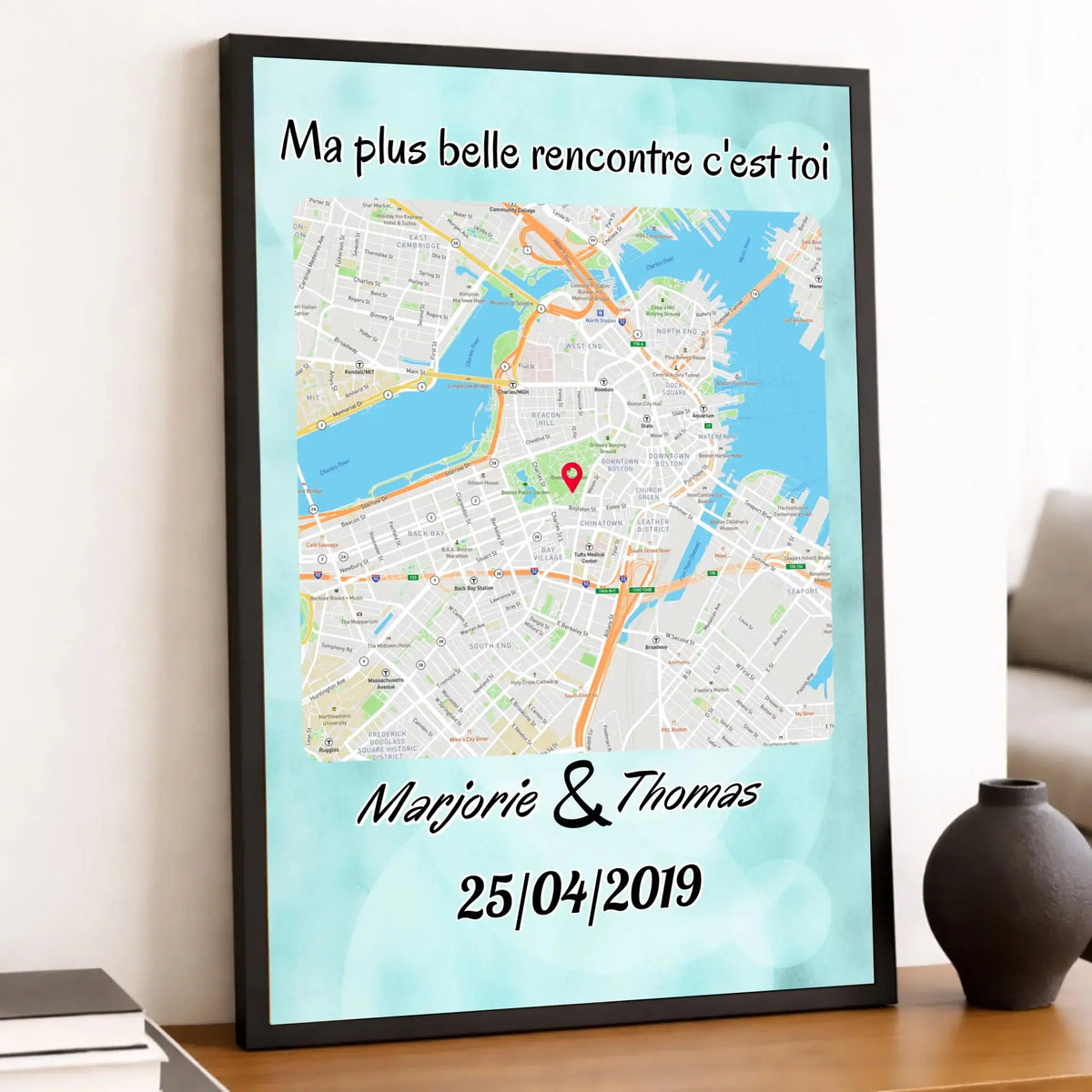 Affiche personnalisée maps style carré posée sur un meuble bas, salon lumineux