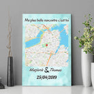 Affiche personnalisée maps style carré posée sur un meuble, décoration avec vases