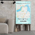 Affiche personnalisée maps style carré accrochée au mur, salon canapé beige