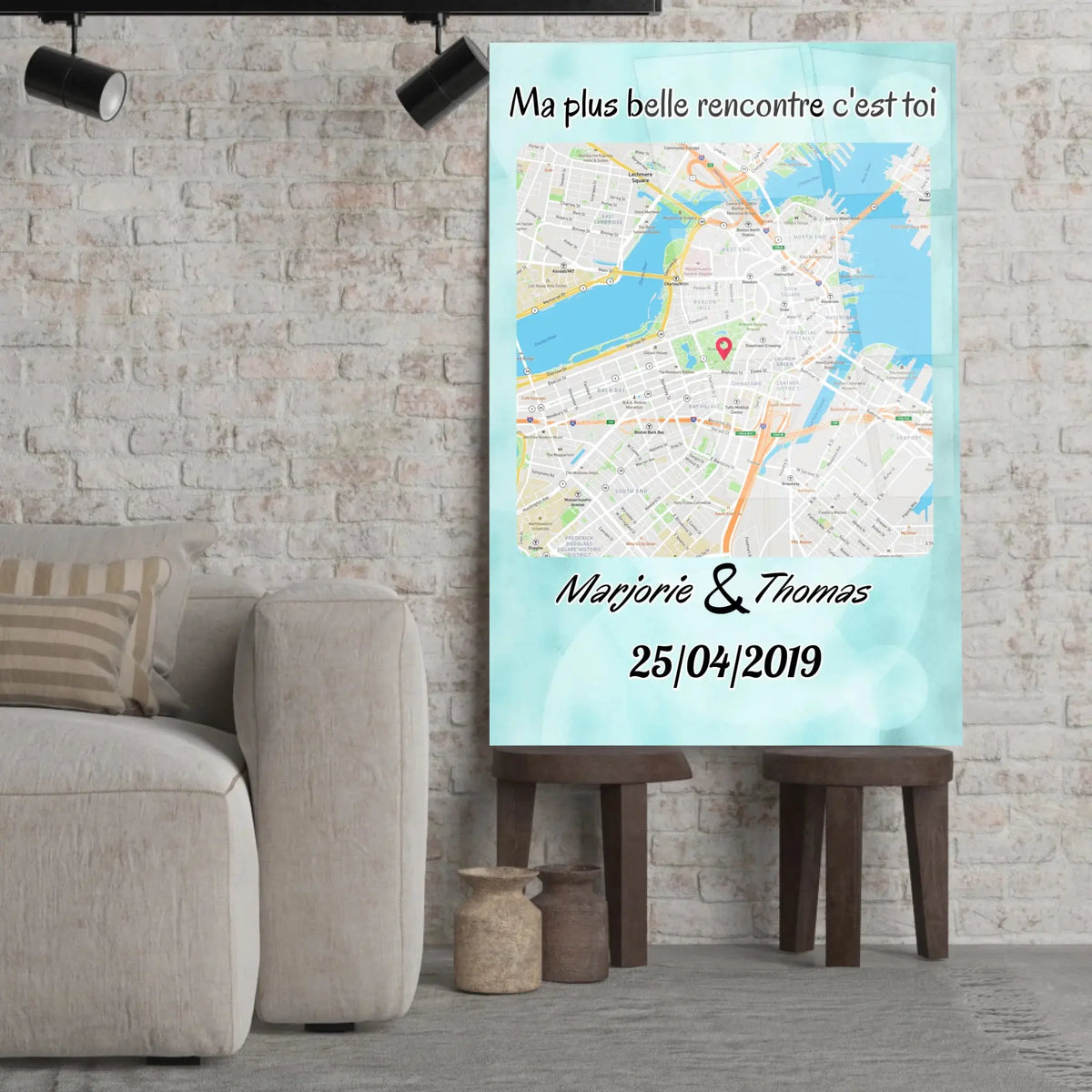 Affiche personnalisée maps style carré accrochée au mur, salon canapé beige