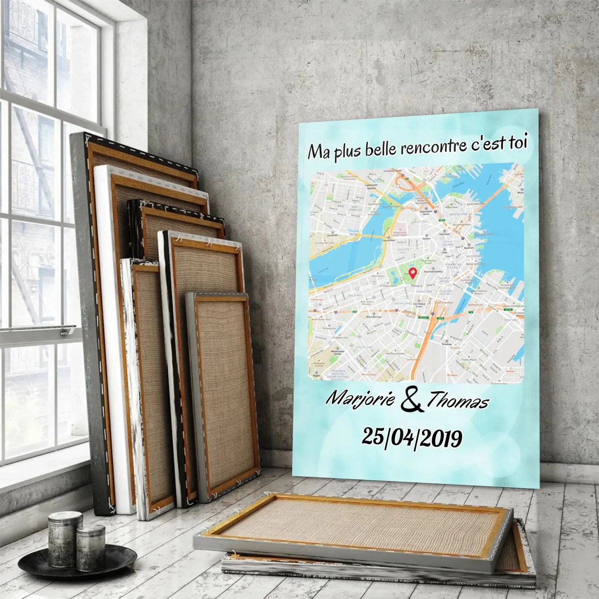 Affiche personnalisée maps style carré posée au sol sur mur de briques rouges, variante
