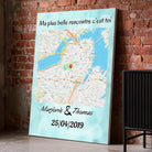 Affiche personnalisée maps style carré posée au sol sur mur de briques rouges, entourée de cadres