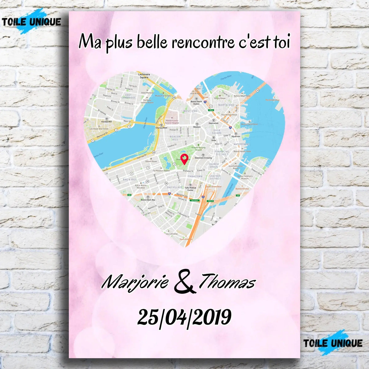 Affiche personnalisée maps style cœur dans un cadre noir, inclinée, variante