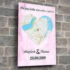 Affiche personnalisée maps style cœur dans un loft, mur de pierre grise, cadres empilés