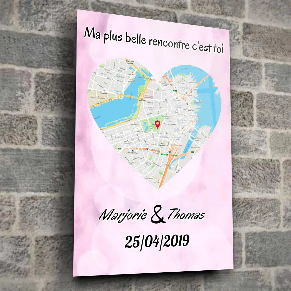 Affiche personnalisée maps style cœur dans un loft, mur de pierre grise, cadres empilés