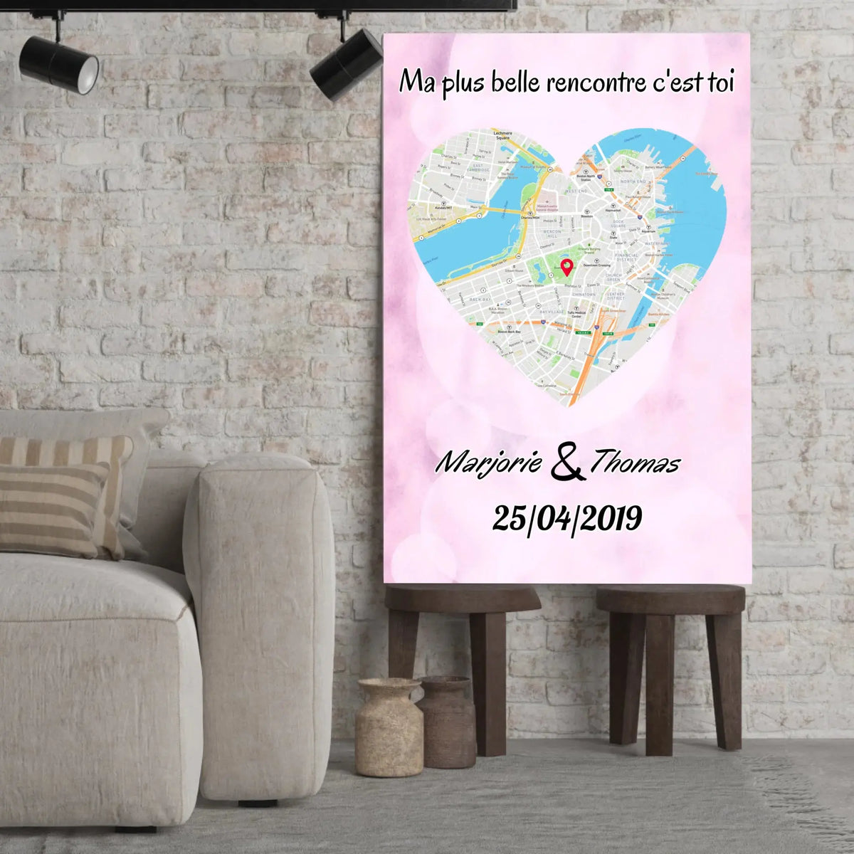 Affiche personnalisée maps style cœur posée sur un meuble bas, gros plan