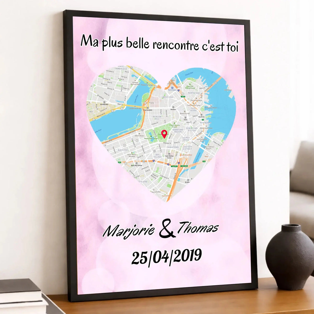 Affiche personnalisée maps style cœur posée sur un meuble bas, salon lumineux