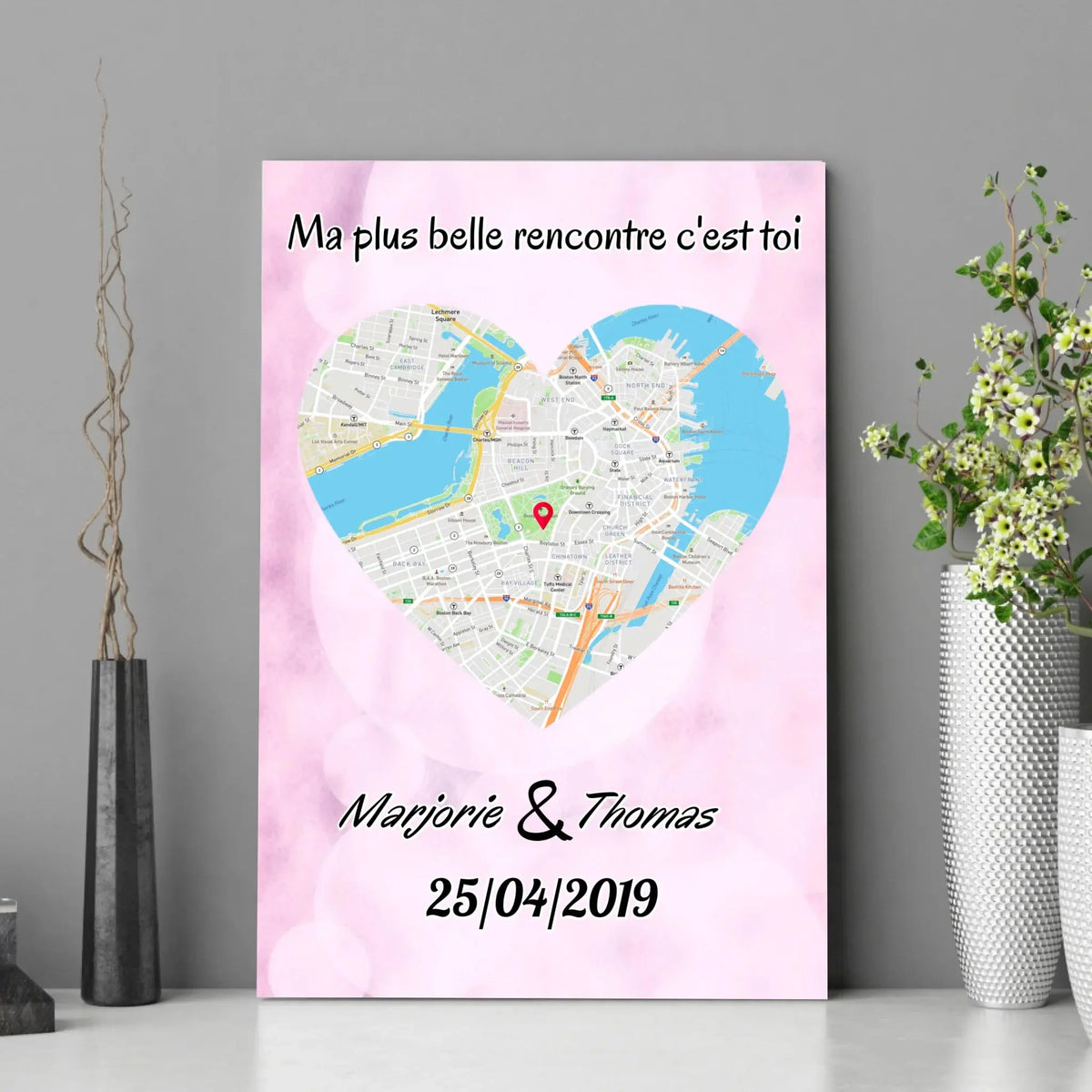 Affiche personnalisée maps style cœur posée sur un meuble, décoration avec vases