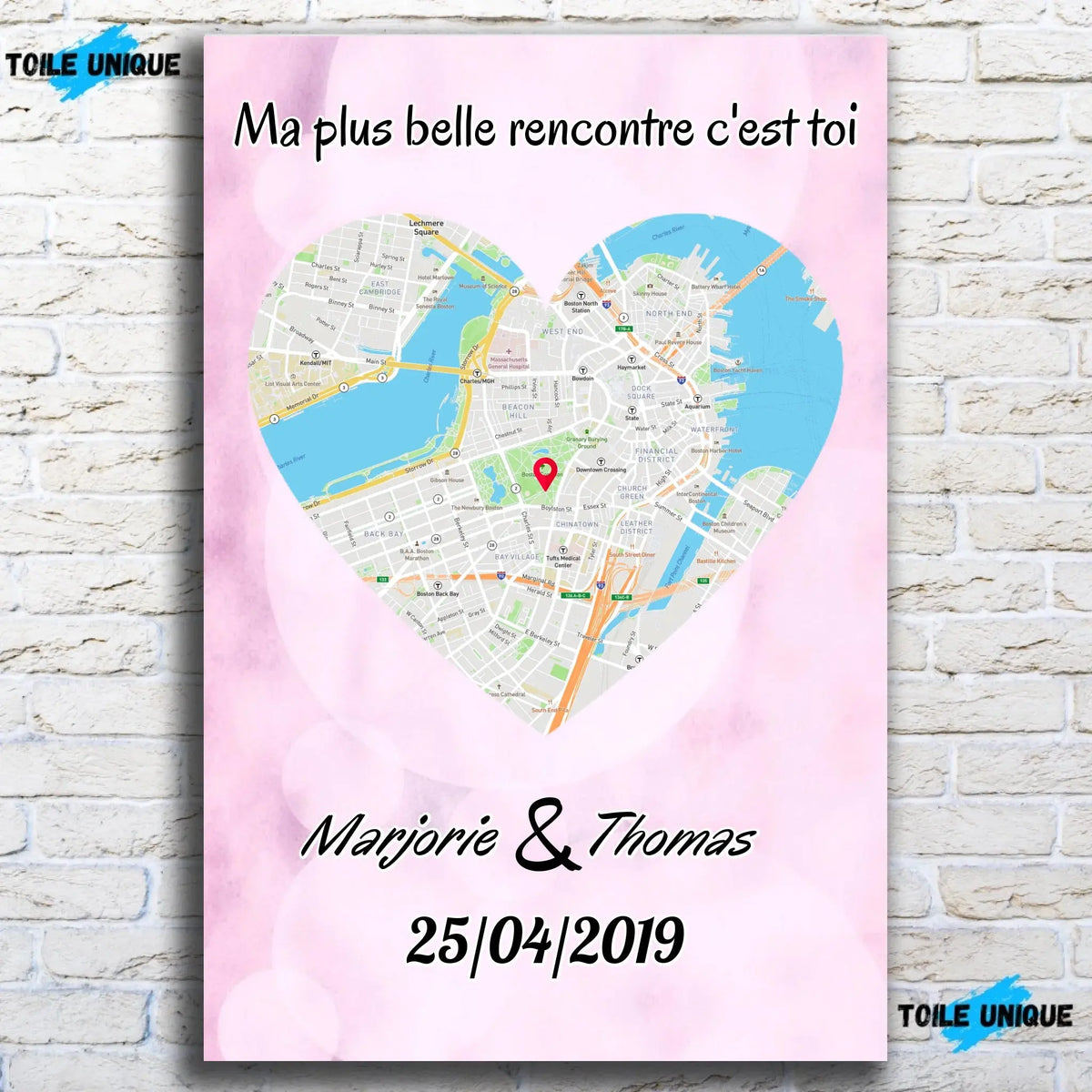 Affiche personnalisée maps style cœur, vue de face sur mur de briques blanches
