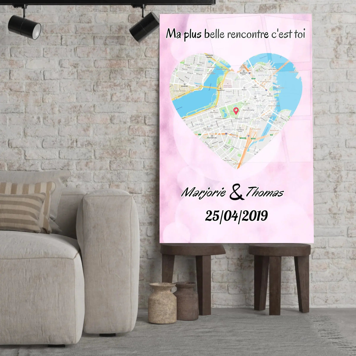 Affiche personnalisée maps style cœur accrochée au mur, salon canapé beige